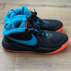 Nike Team Hustle Basketball Shoes Size 5.5Y